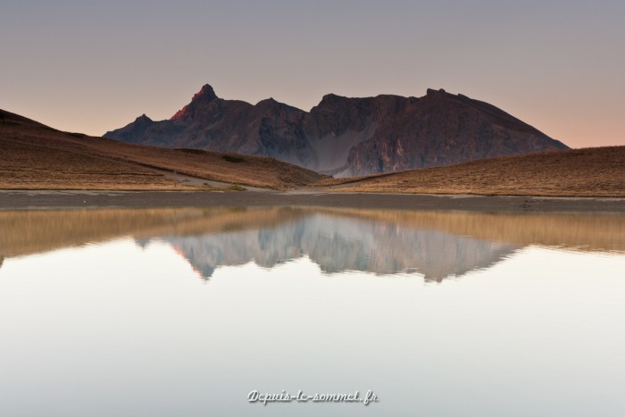 Au bord du lac Gignoux dans les Alpes
