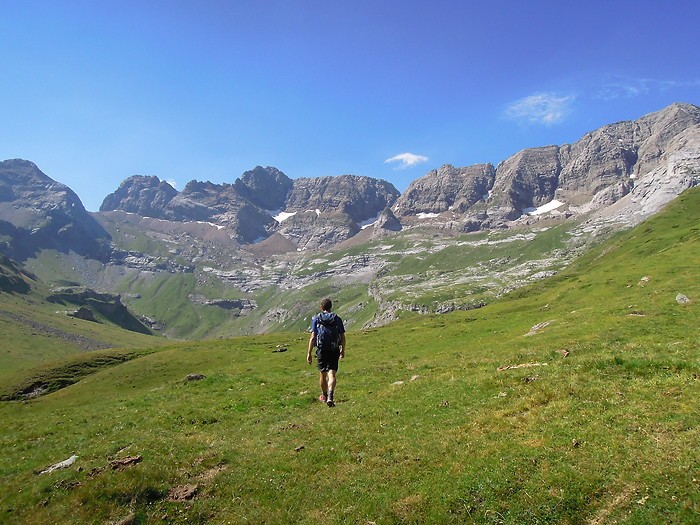 Randonneur dans le Cirque d'Estaub, Pyrnes