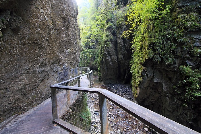 Sentier en bois dans les gorges de Kakuetta