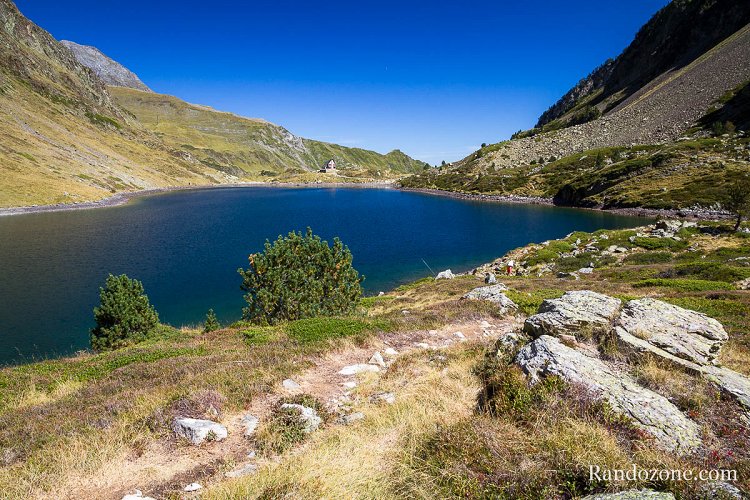 Lac d'Ilhéou et son refuge au loin