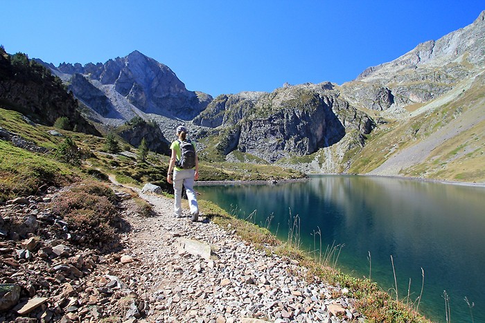 Randonne le long du lac d'Ilhou