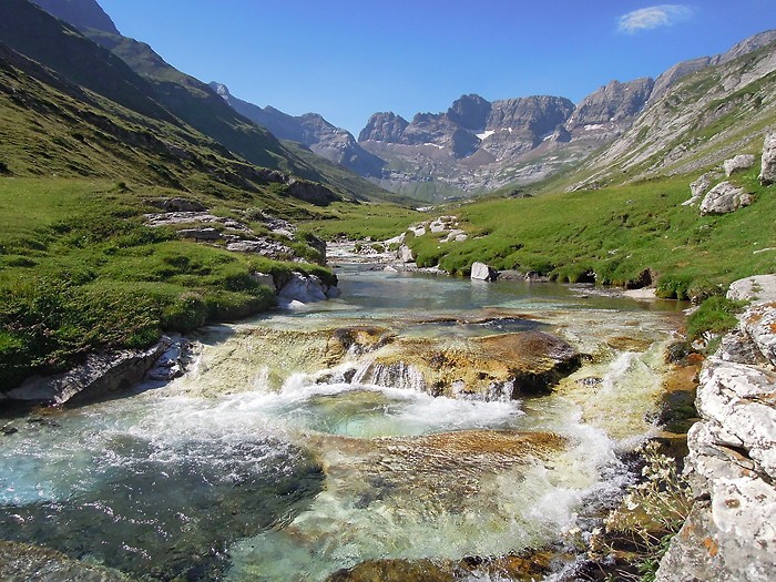 Cours dans le Cirque d'Estaubé, randonnée en Pyrénées Cours dans le Cirque d'Estaubé, randonnée en Pyrénées