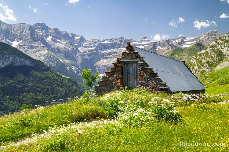 Grange  Saugu avec le cirque de Gavarnie
