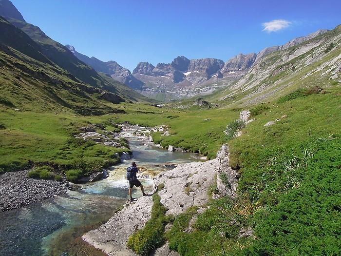 Cirque d'Estaub et son cours d'eau transparent, Pyrnes