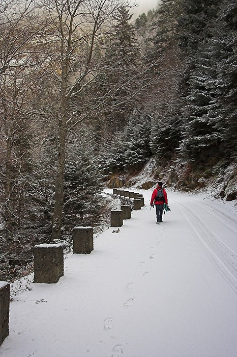 Monte dans la neige vers le lac de l'Oule