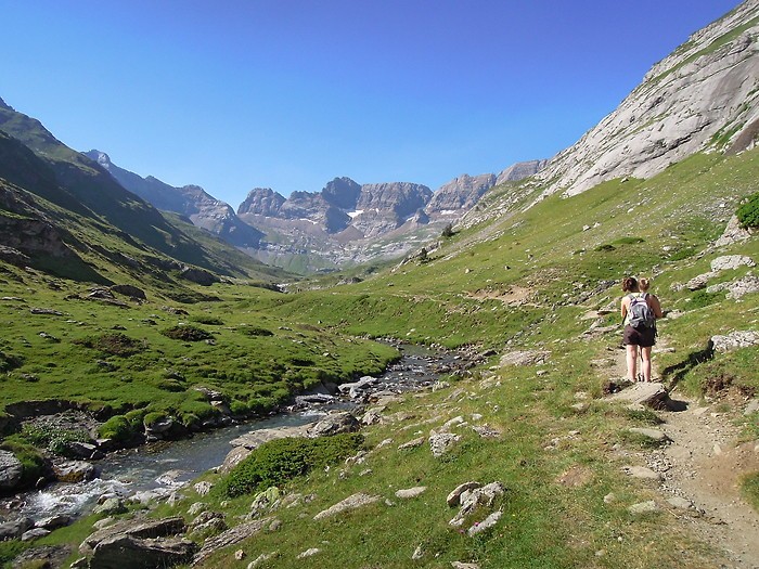 Randonneurs sur le chemin en direction du Cirque d'Estaub, Pyrnes