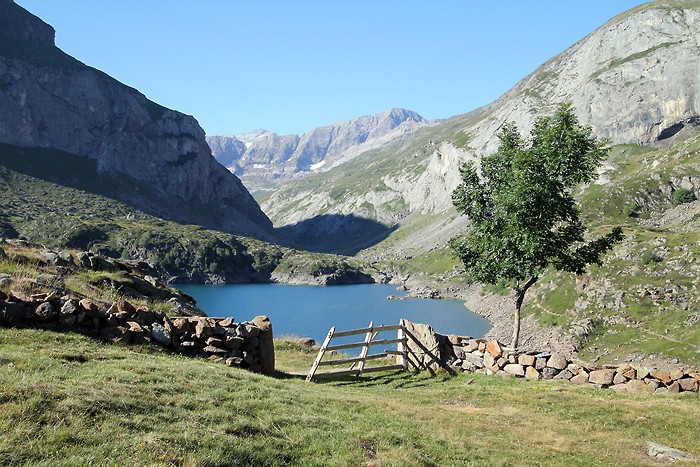 Lac des Gloriettes devant le cirque d'Estaub
