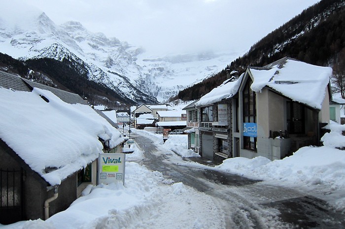 Centre ville de Gavarnie sous la neige