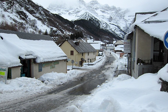 Centre ville de Gavarnie sous la neige