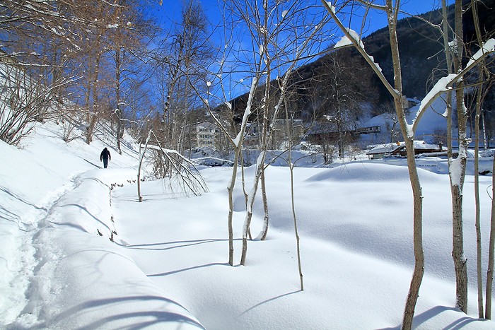 Nous marchons dans la neige vers Barèges Nous marchons dans la neige vers Barèges