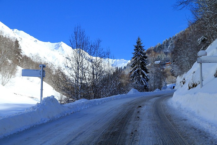 La route qui monte vers la station de Barges