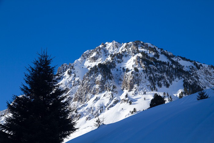 La monte continue sous les sommets