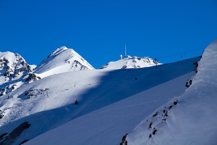 On aperoit le pic du Midi