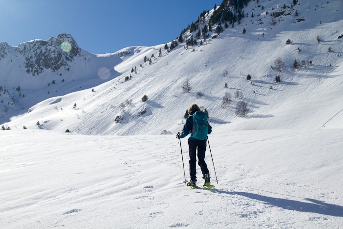 On aperoit le col au dessus du  lac dets Coubous