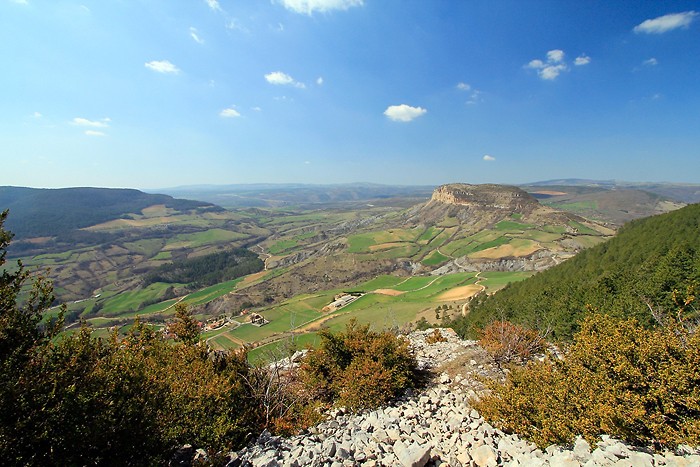 Vue sur la vallée depuis le sommet de la forêt de Rivière sur Tarn Vue sur la vallée depuis le sommet de la forêt de Rivière sur Tarn