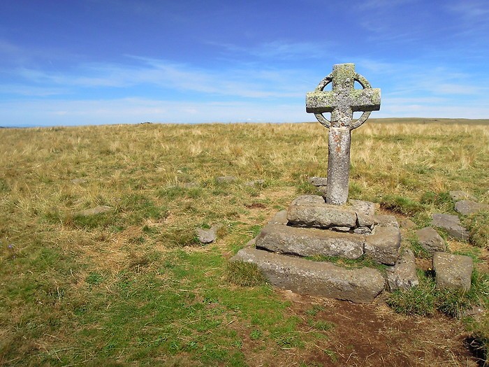 Croix en pierre au départ de la rando du Signal de Mailhebiau, Aubrac Croix en pierre au départ de la rando du Signal de Mailhebiau, Aubrac