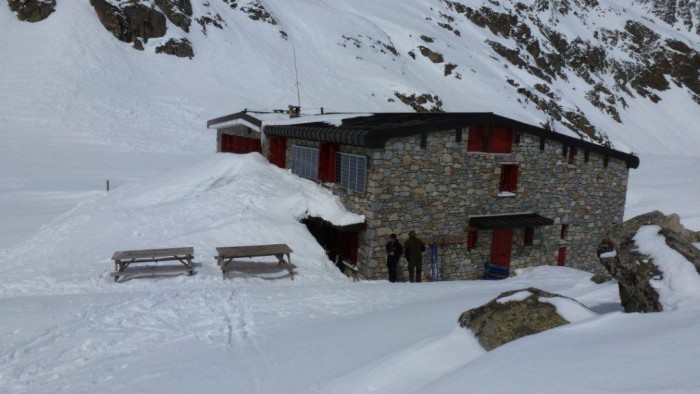 Refuge des Oulettes de Gaube en partie sous la neige