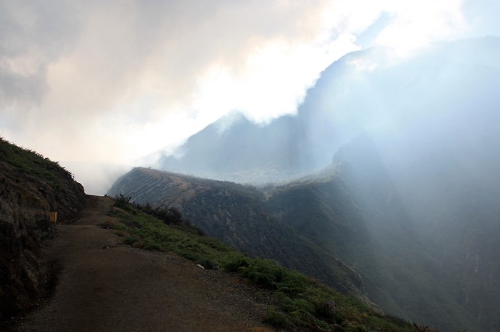 Le sentier qui monte sur le volcan