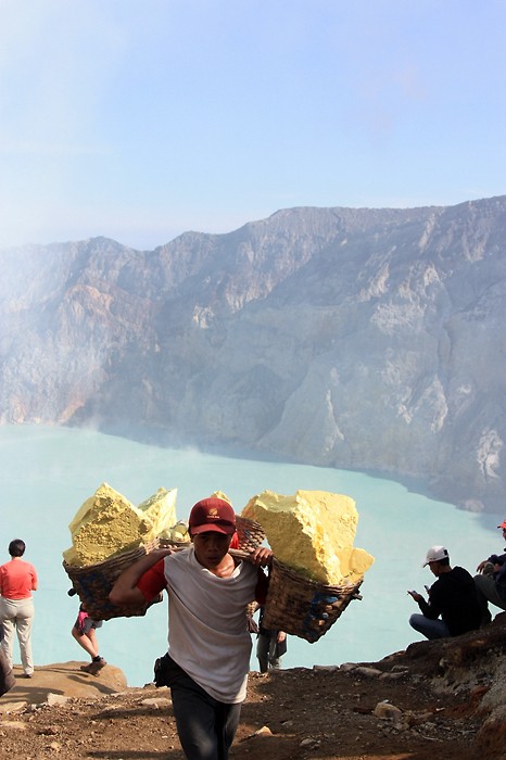 Les porteurs de souffre sur le volcan