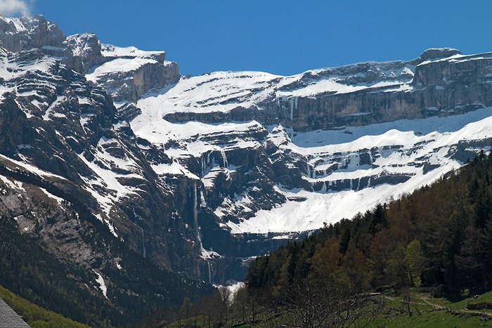 Zoom sur la grande cascade depuis le village de Gavarnie