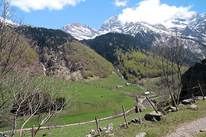 Vue sur le sentier du cirque de Gavarnie Vue sur le sentier du cirque de Gavarnie