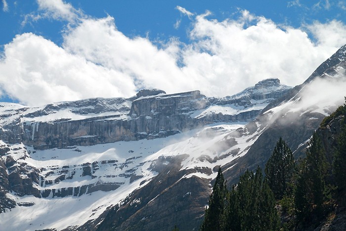 Zoom sur les sommets du cirque de Gavarnie Zoom sur les sommets du cirque de Gavarnie