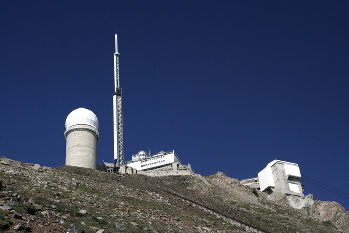 Pic de Midi de Bigorre sous le ciel bleu