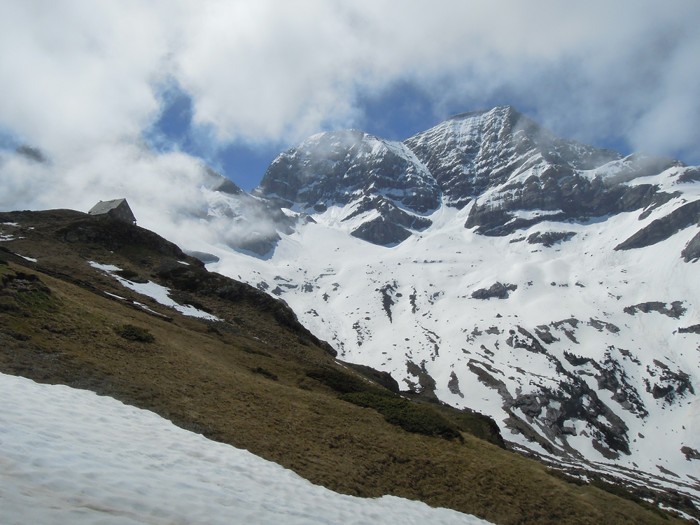 Refuge des Espuguettes et les Astazous enneigs