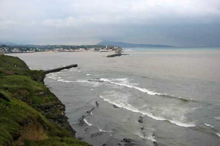 Randonne sur le sentier du littoral dans le Pays Basque