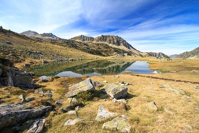 Lac de Coueyla Gran et cabane d'Aygues Cluses
