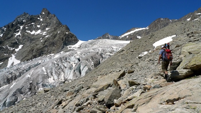 Randonneur en direction du Glacier Blanc, Alpes, Massif des Ecrins