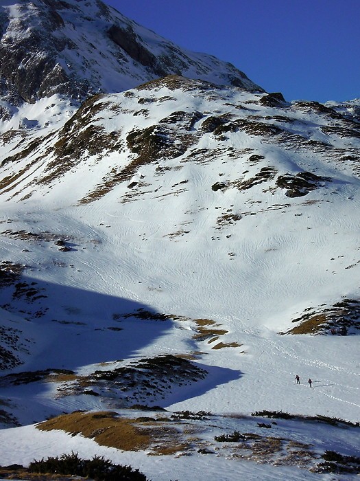 Randonneurs en raquettes,montant au Col du Pourteillou