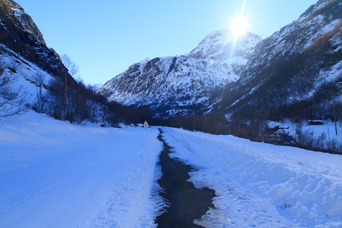 Randonne dans la neige vers Has