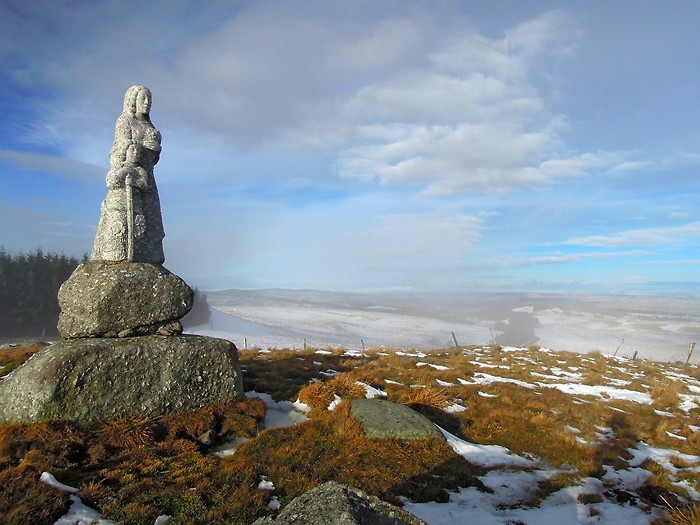 Statue en face d'Aubrac et du lac des Moines, Aveyron-Lozre