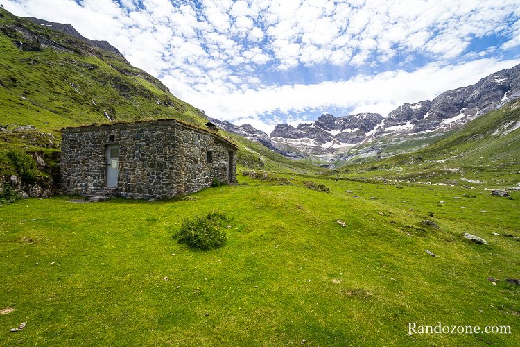 Cabane d'Estaubé devant le cirque