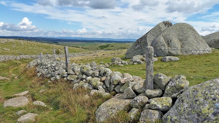 Superbes rochers sur l'Aubrac, le long de la draille
