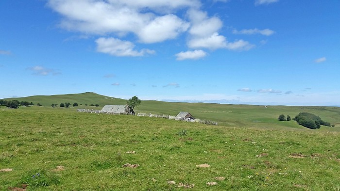 Puy de Gudette et buron sur l'Aubrac 