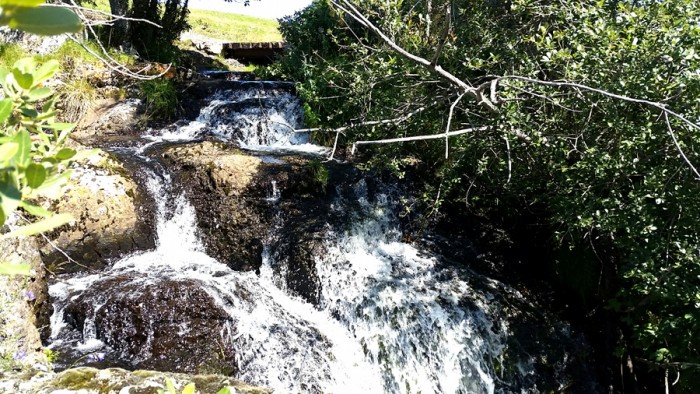 Cascade cache sous le village d'Aubrac