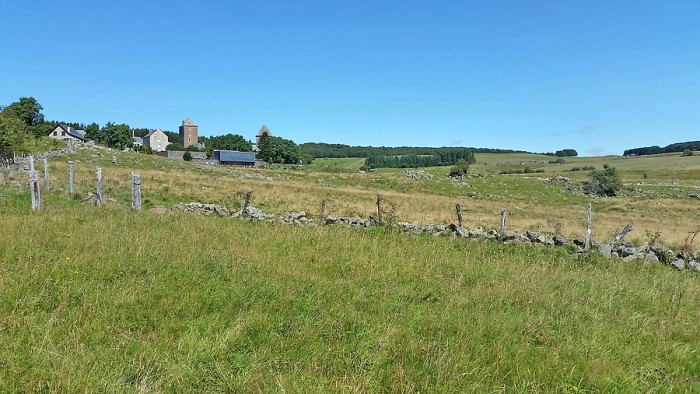 Vue du village d'Aubrac par en-dessous