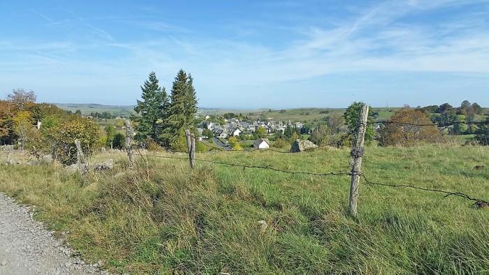 Vue sur le village depuis le haut du plateau