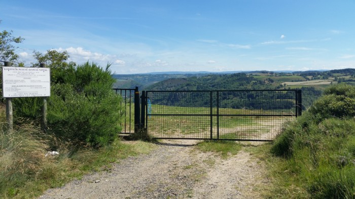 Première barrière avant la descente Première barrière avant la descente