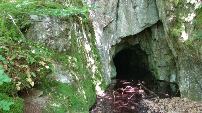 Grotte dans la forêt Grotte dans la forêt