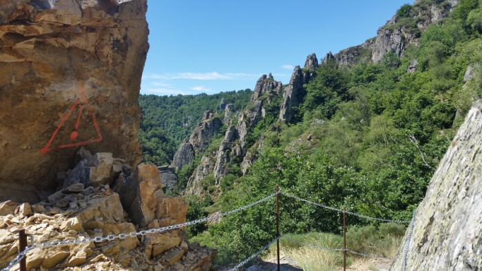 La chaine qui longe le sentier La chaine qui longe le sentier