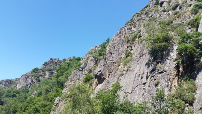 Roche surplombant le sentier Roche surplombant le sentier