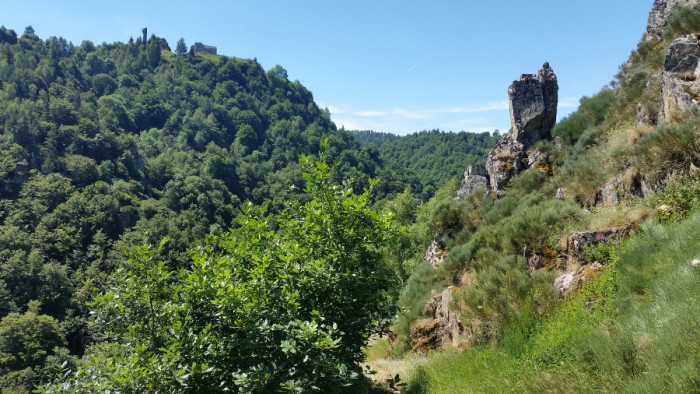Sentier dans les gorges du Bès Sentier dans les gorges du Bès