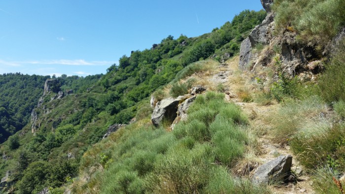 Sentier longeant la roche Sentier longeant la roche