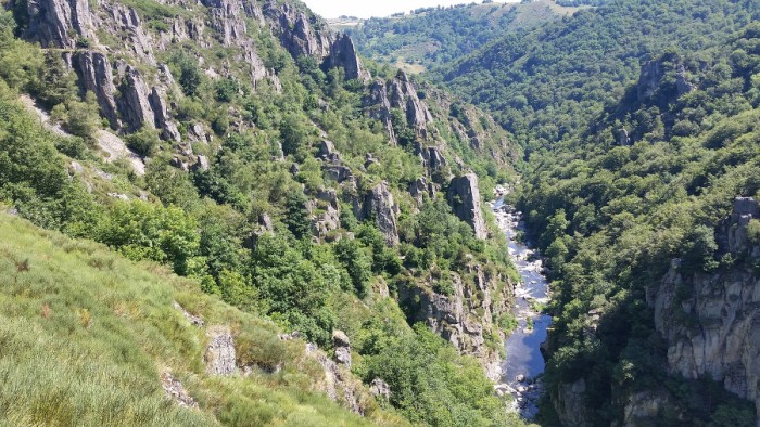 Le Bès coule au fond des gorges Le Bès coule au fond des gorges