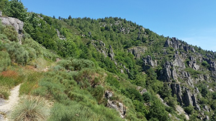 Le sentier surplombant les gorges Le sentier surplombant les gorges