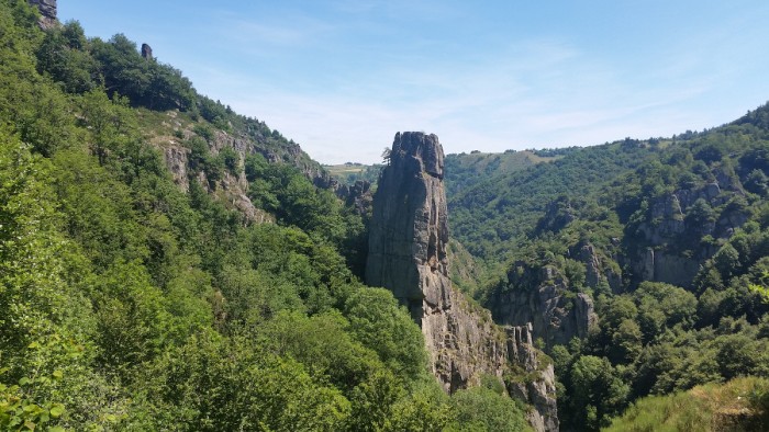 Rochers face à nous sur la rando Rochers face à nous sur la rando