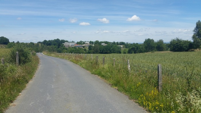 Route qui ramène au hameau Route qui ramène au hameau